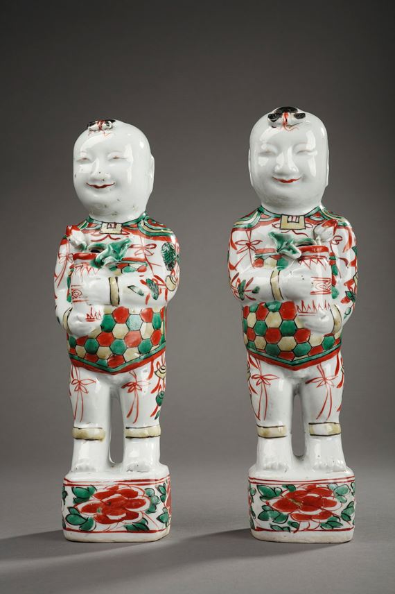 Pair of boys (Hehe erxian) &quot;Famille verte&quot; porcelain - Kangxi period | MasterArt
